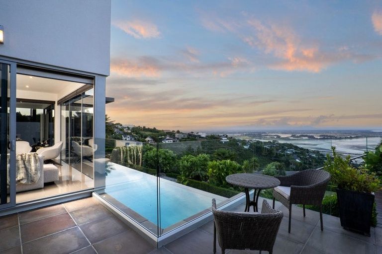 Photo of property in 8 Avery Place, Redcliffs, Christchurch, 8081