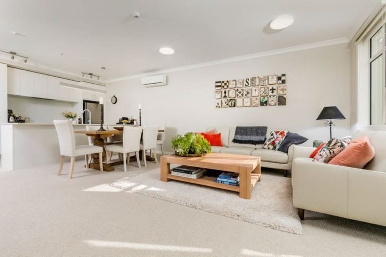 Photo of property in 6 Rewa Rewa Lane, Orewa, 0931