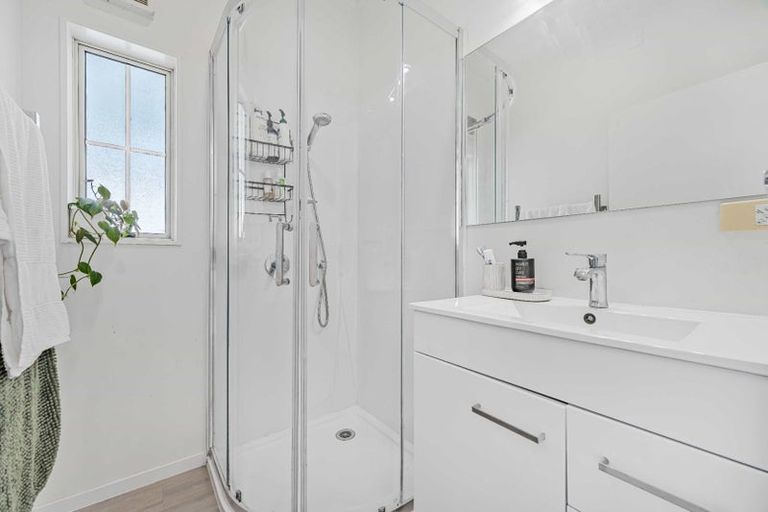 Photo of property in 2/56 Northcote Road, Northcote, Auckland, 0627