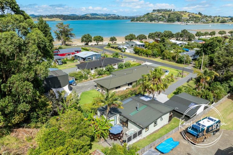 Photo of property in 10 Regent Street, Whakapirau, Maungaturoto, 0583