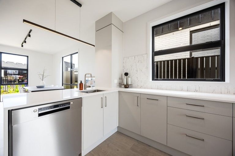 Photo of property in 680 Swanson Road, Swanson, Auckland, 0612