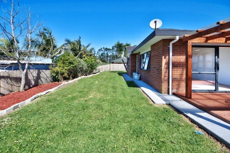 Photo of property in 22 Greenberry Drive, Ranui, Auckland, 0612