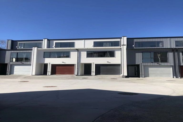 Photo of property in 14 Ingham Court, Fairview Heights, Auckland, 0632