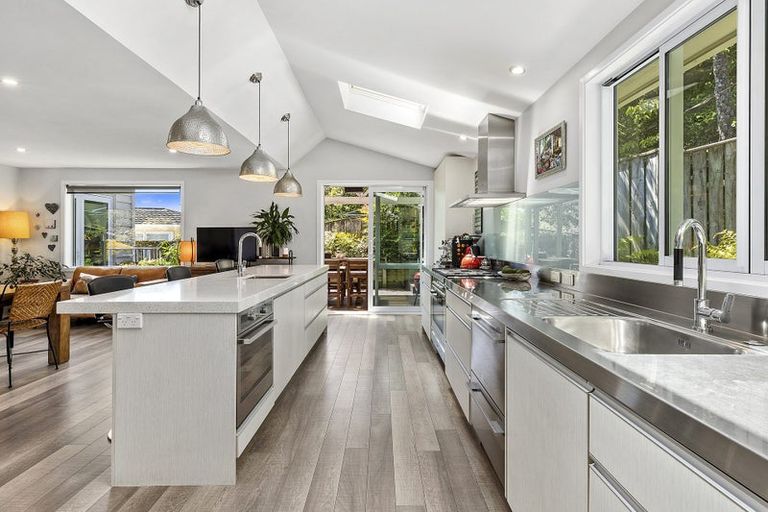 Photo of property in 15 Somerville Terrace, Tawa, Wellington, 5028