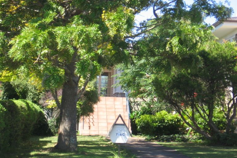 Photo of property in 2/7 Folkestone Street, Murrays Bay, Auckland, 0630