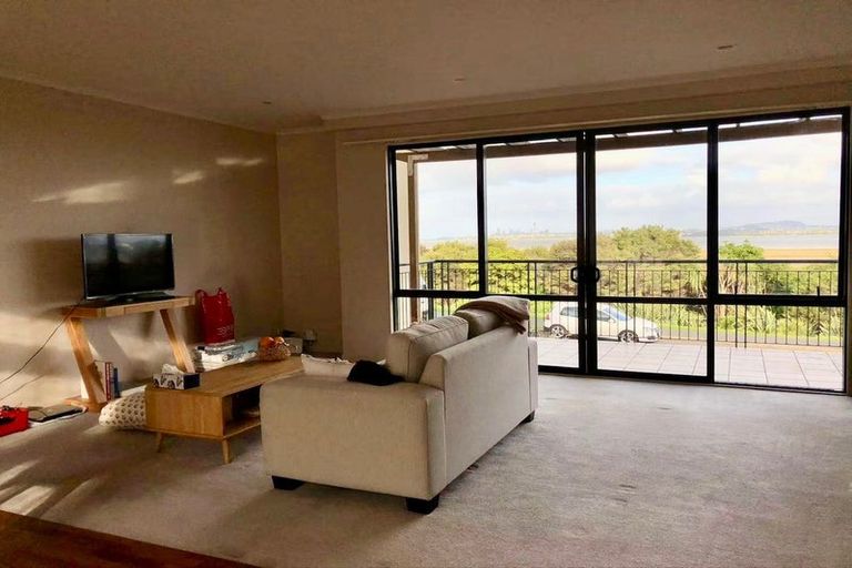 Photo of property in 16 Provence Esplanade, Te Atatu Peninsula, Auckland, 0610