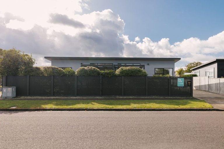 Photo of property in 1 Annandale Avenue, Takaro, Palmerston North, 4410