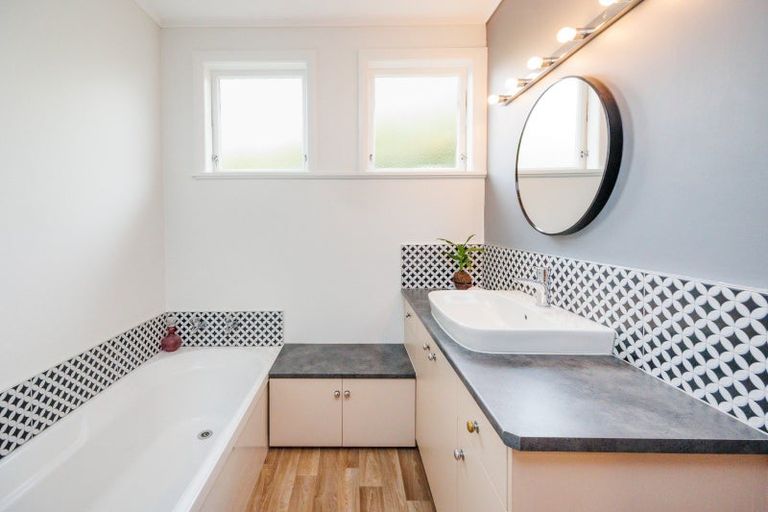 Photo of property in 10 Nairn Crescent, Awapuni, Palmerston North, 4412