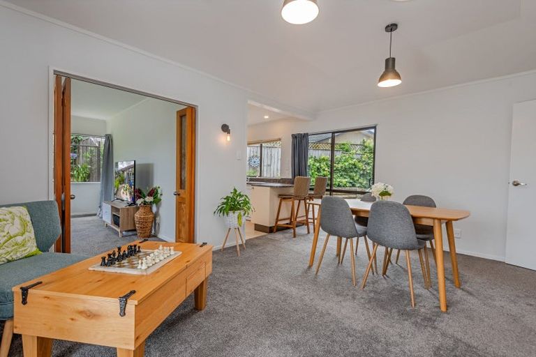 Photo of property in 1 Springdale Grove, Fitzherbert, Palmerston North, 4410