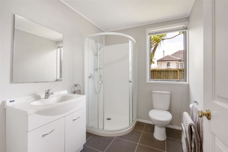 Photo of property in 34a Lauderdale Road, Birkdale, Auckland, 0626