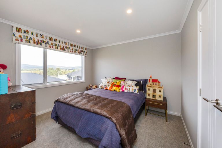 Photo of property in 124 Johnstone Drive, Fitzherbert, Palmerston North, 4410