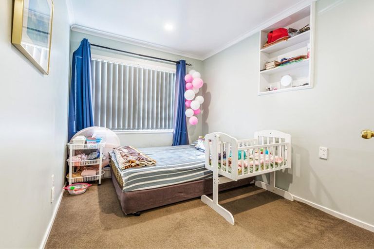 Photo of property in 28 Vina Place, Massey, Auckland, 0614