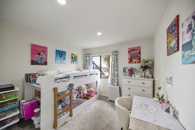 Photo of property in 10 Kirkdale Place, Northcross, Auckland, 0632