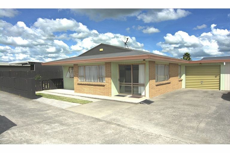 Photo of property in 17a Edgewater Parade, Waiuku, 2123
