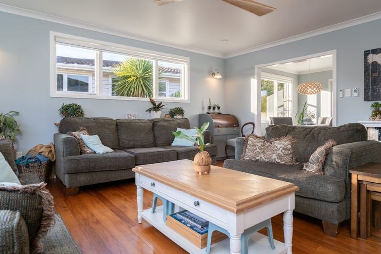 Photo of property in 2 Fitzwilliam Terrace, Tawa, Wellington, 5028