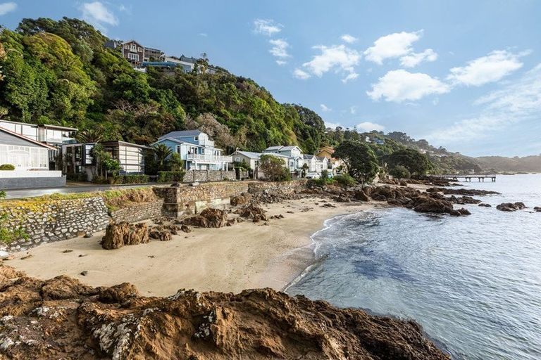 Photo of property in 377a Karaka Bay Road, Karaka Bays, Wellington, 6022