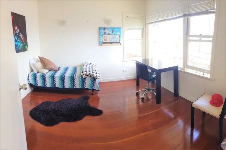 Photo of property in 85 Stanley Point Road, Stanley Point, Auckland, 0624