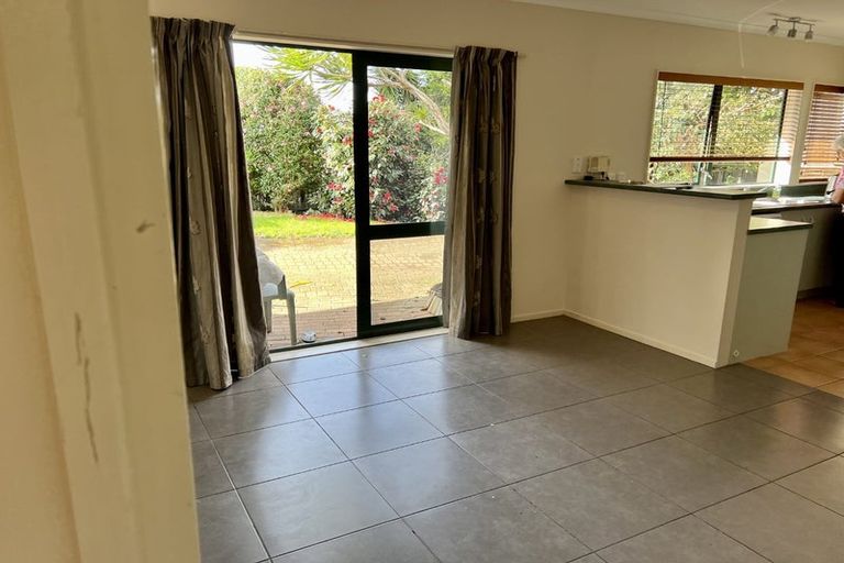 Photo of property in 1/39 Schnapper Rock Road, Greenhithe, Auckland, 0632