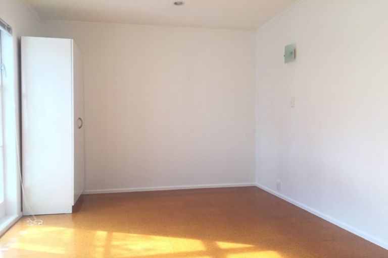 Photo of property in 12 Bridgens Avenue, Te Atatu Peninsula, Auckland, 0610