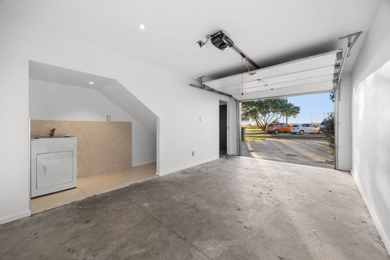 Photo of property in 60 Bordeaux Parade, Te Atatu South, Auckland, 0610