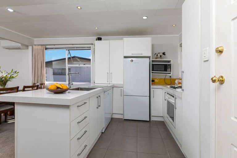 Photo of property in 36 Chilcott Road, Henderson, Auckland, 0612