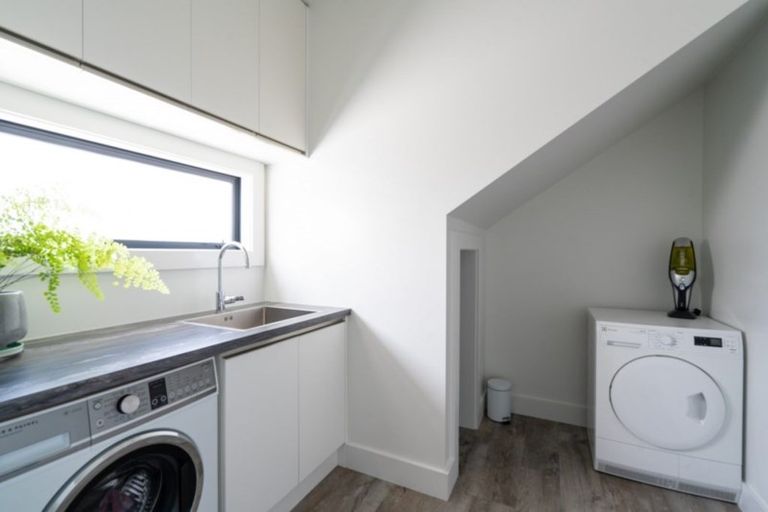 Photo of property in 18 Pukenamu Road, Rainbow Point, Taupo, 3330