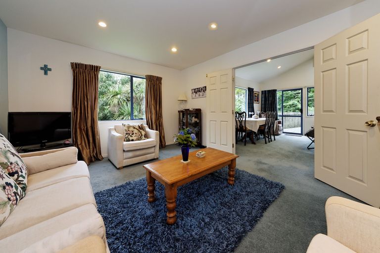 Photo of property in 35 Chamari Close, Titirangi, Auckland, 0604