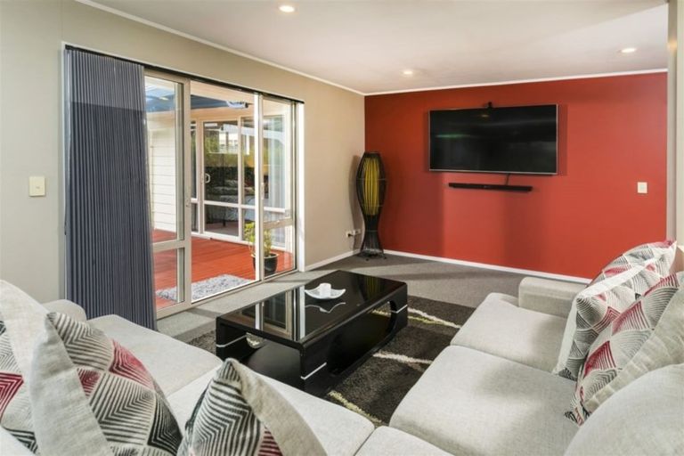 Photo of property in 78 Kingdale Road, Henderson, Auckland, 0610