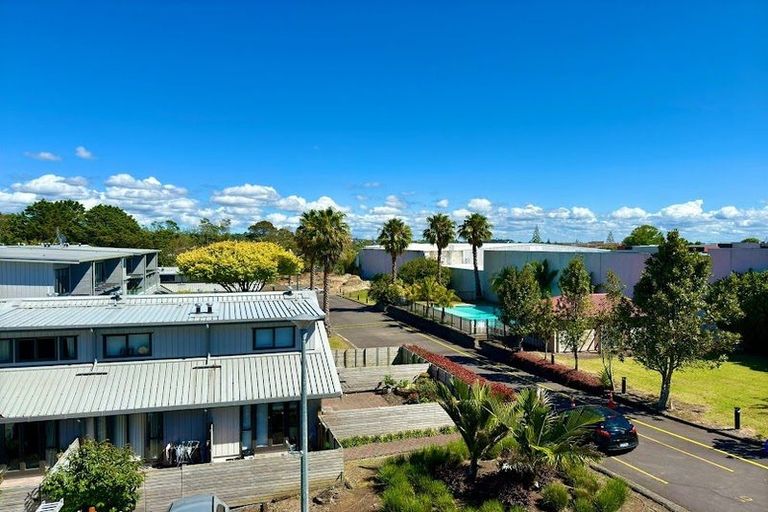 Photo of property in 2e/30 Westward Ho, Glen Eden, Auckland, 0602