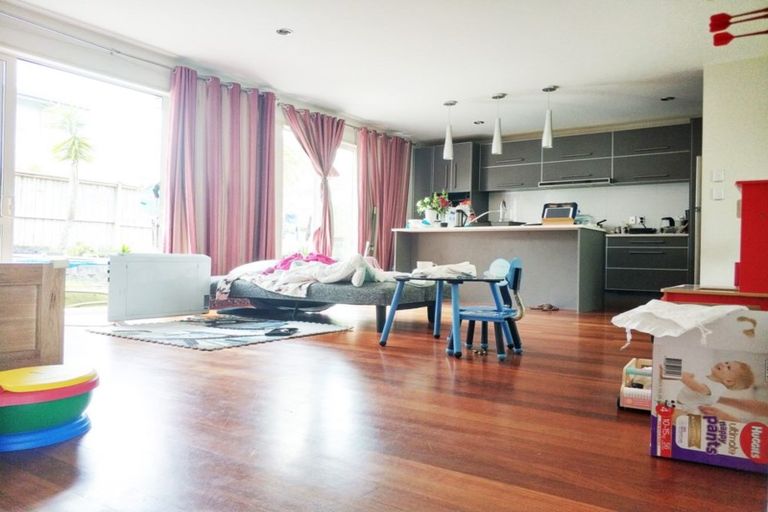 Photo of property in 8 Lakeridge Close, Northcross, Auckland, 0632