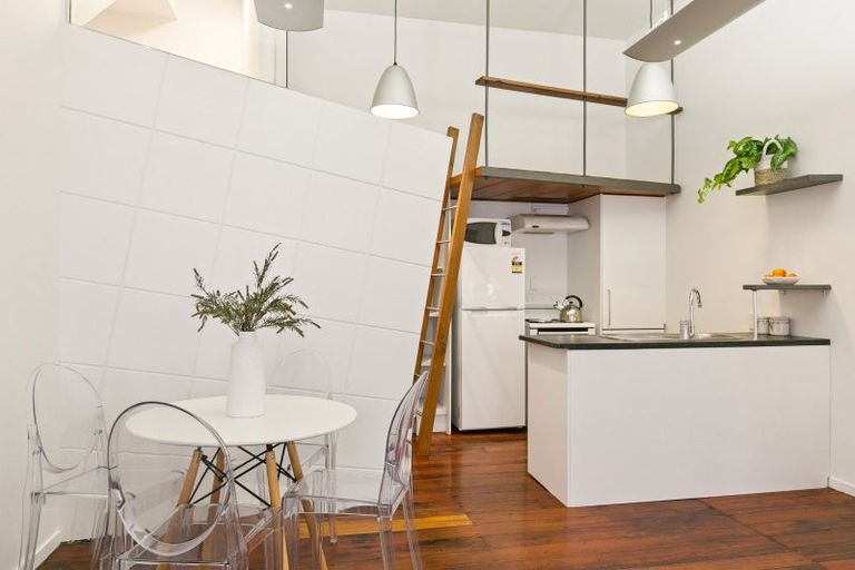 Photo of property in Courtenay Mews Apartments, 3/14 Alpha Street, Te Aro, Wellington, 6011