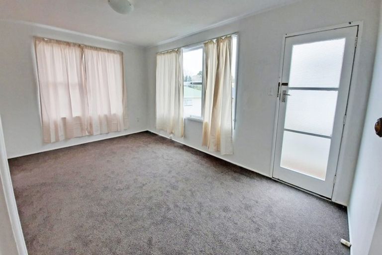 Photo of property in 2/7 Oteha Valley Road, Northcross, Auckland, 0632