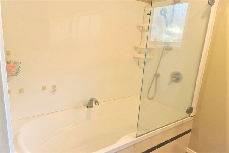 Photo of property in 1 Malters Place, Browns Bay, Auckland, 0630