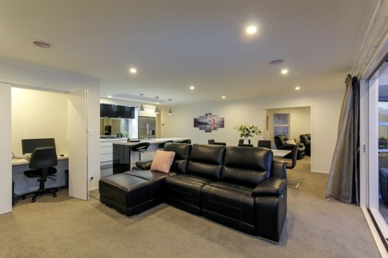 Photo of property in 1 Oakmont Crescent, Waiwhakaiho, New Plymouth, 4312