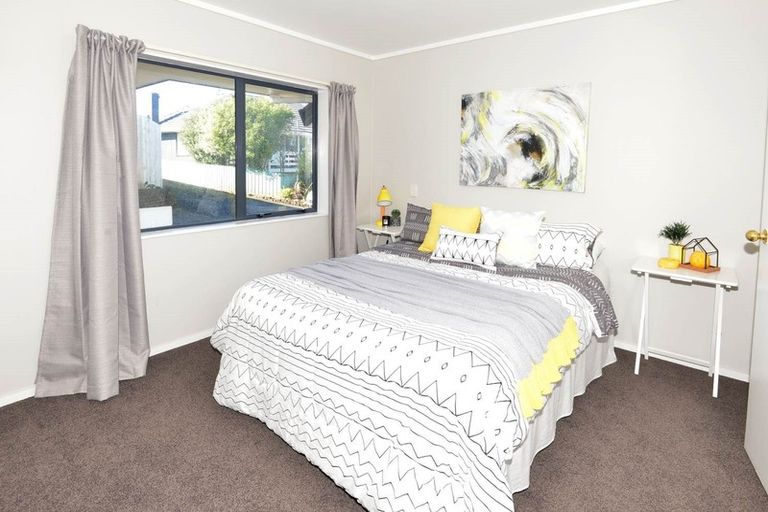 Photo of property in 39a Luckens Road, West Harbour, Auckland, 0618