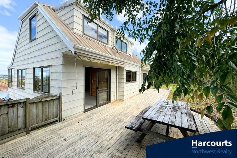 Photo of property in 6a Cambric Place, Botany Downs, Auckland, 2010