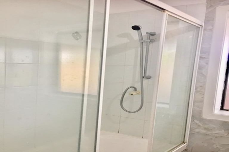 Photo of property in 18 Cliff View Drive, Green Bay, Auckland, 0604