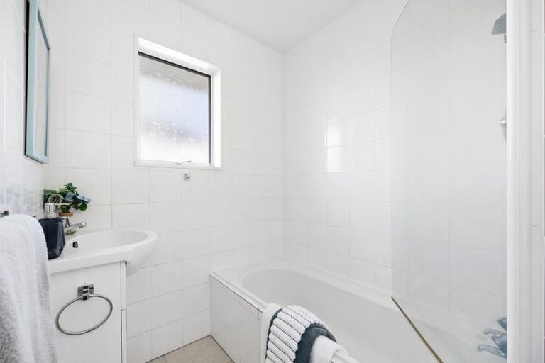 Photo of property in 1/27 Shanaway Rise, Hillcrest, Auckland, 0627