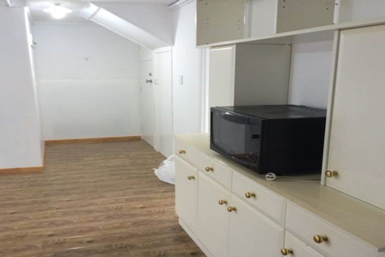 Photo of property in 2 Easton Park Parade, Glenfield, Auckland, 0629