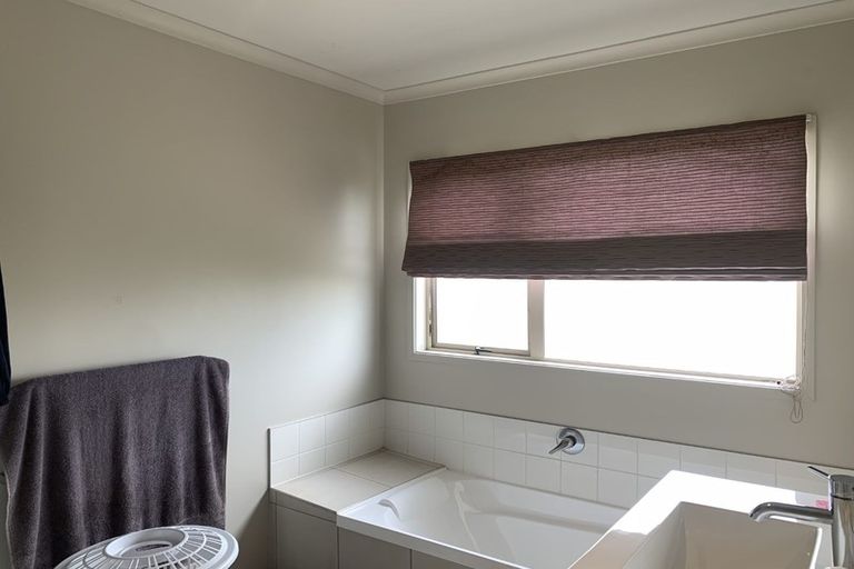 Photo of property in 1 Luna Place, Henderson, Auckland, 0612