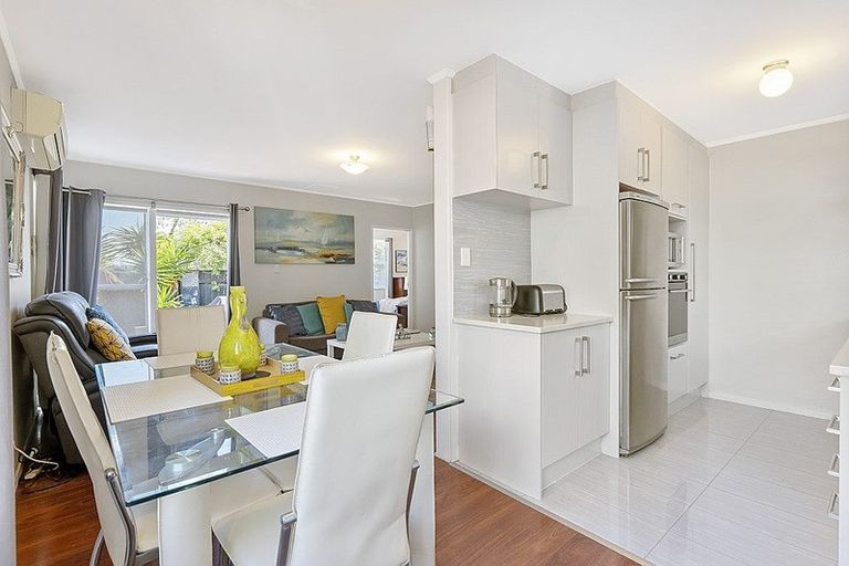 Photo of property in 3/14 Orchid Place, Te Atatu South, Auckland, 0610