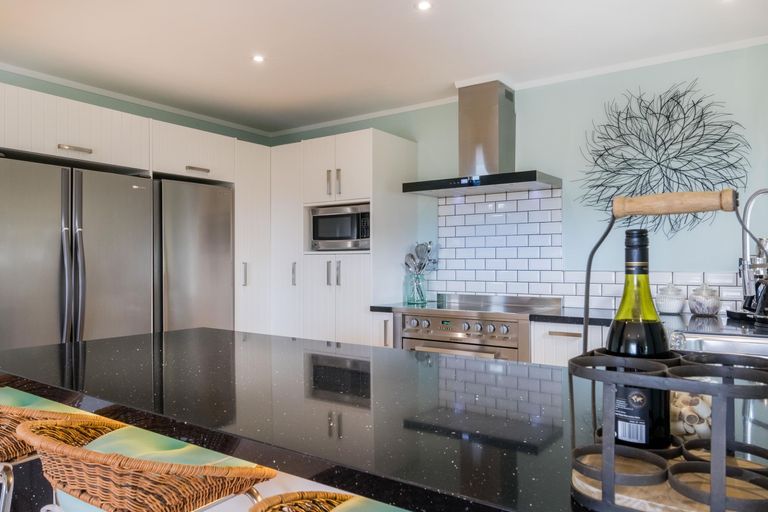 Photo of property in 24 Deirdre Place, Titirangi, Auckland, 0604