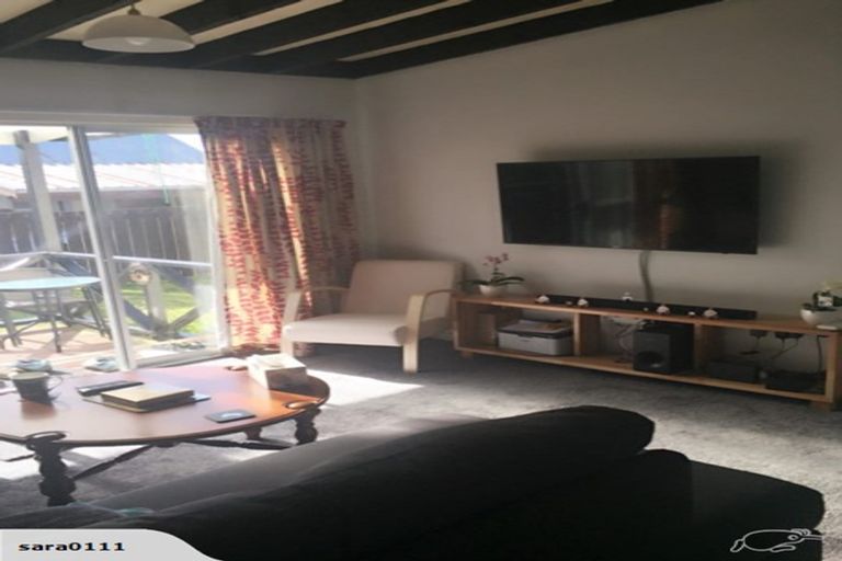 Photo of property in 17a Kingsbridge Place, Newlands, Wellington, 6037