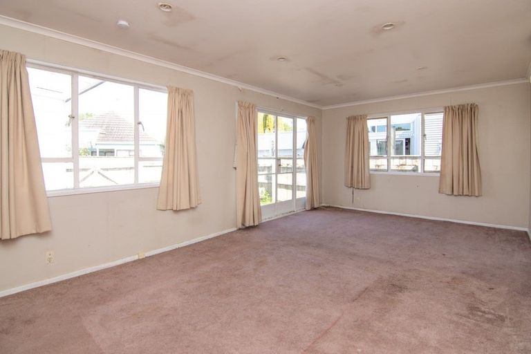 Photo of property in 10 Pahiatua Street, Hokowhitu, Palmerston North, 4410