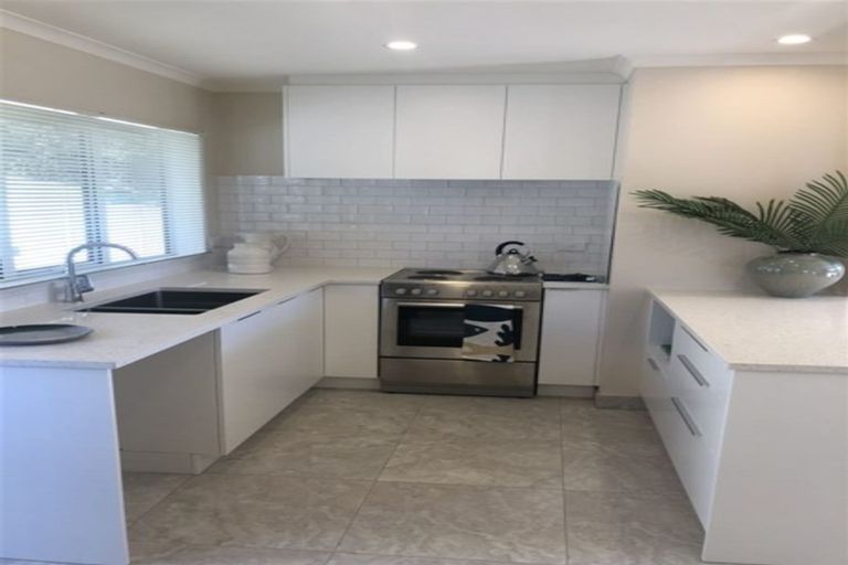 Photo of property in 4a Viridian Lane, Greenhithe, Auckland, 0632