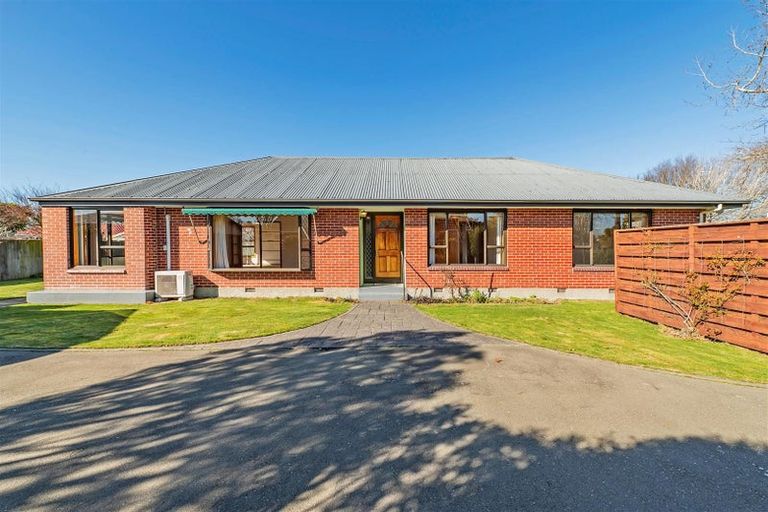Photo of property in 27 Lochee Road, Upper Riccarton, Christchurch, 8041