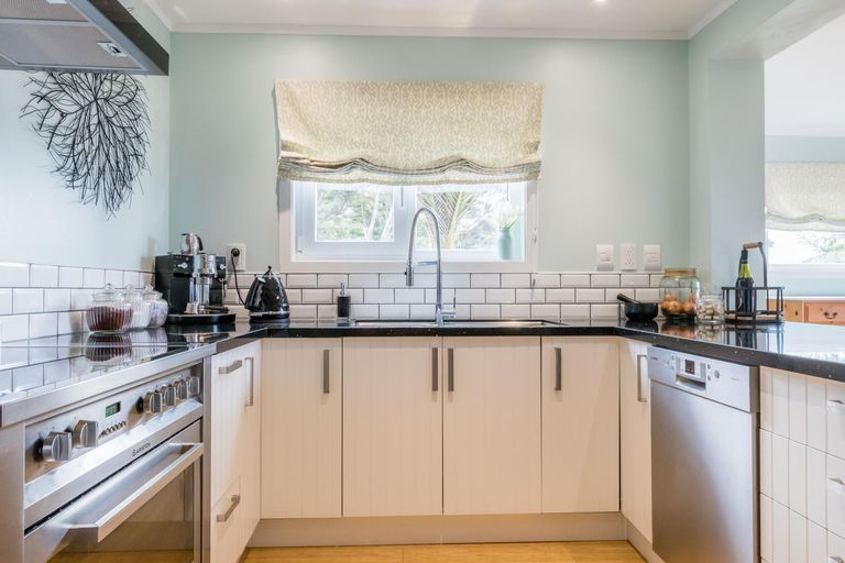 Photo of property in 24 Deirdre Place, Titirangi, Auckland, 0604