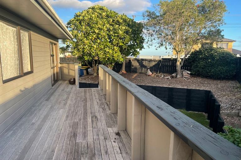 Photo of property in 136 Luckens Road, West Harbour, Auckland, 0618
