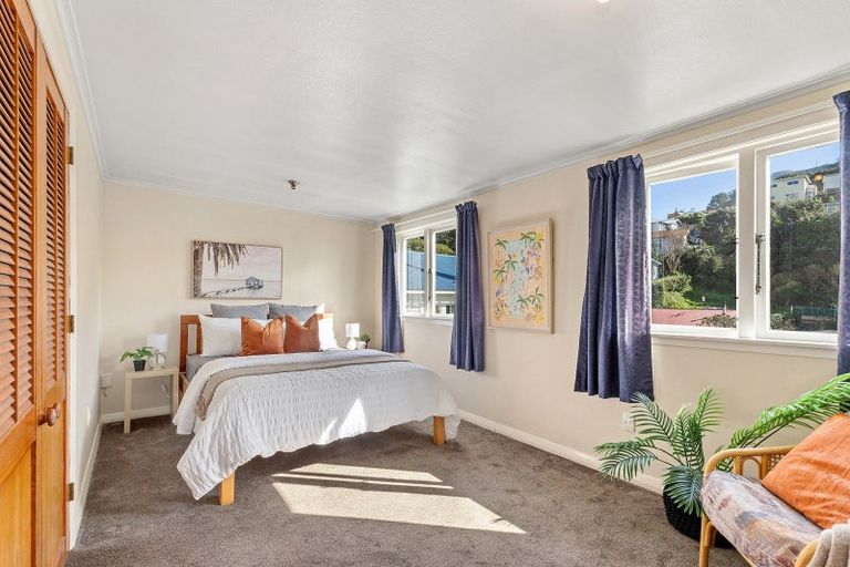 Photo of property in 11 Hungerford Road, Lyall Bay, Wellington, 6022