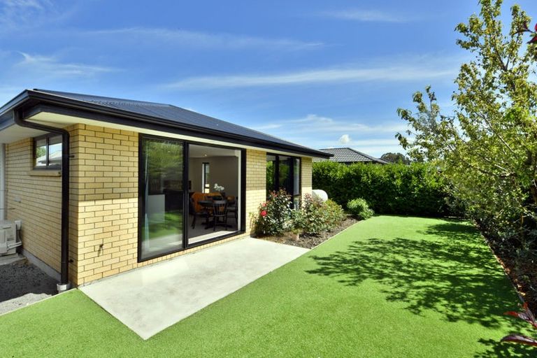 Photo of property in 10 Fairbairn Close, Halswell, Christchurch, 8025